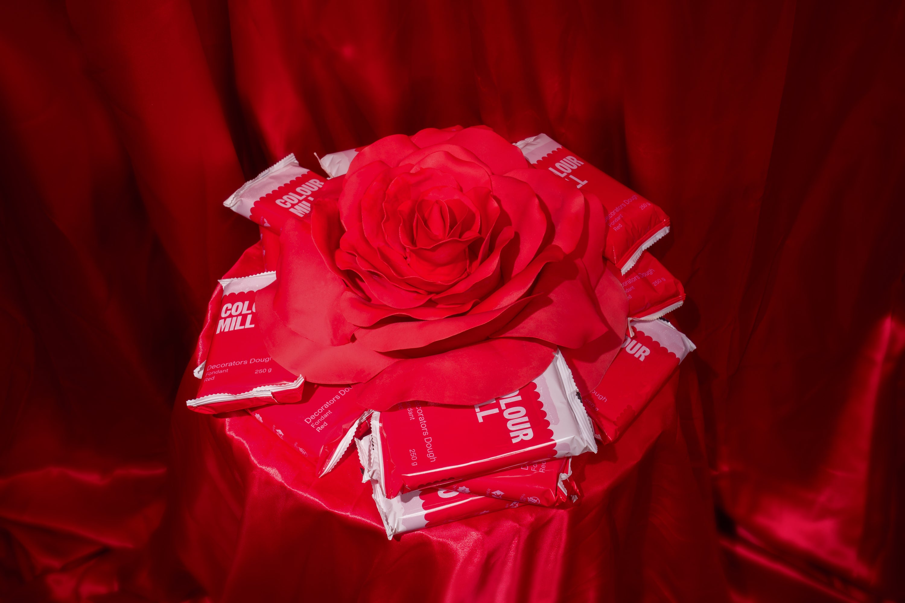colour-mill-decorators-dough-p-te-sucre-rouge-250-g image 2