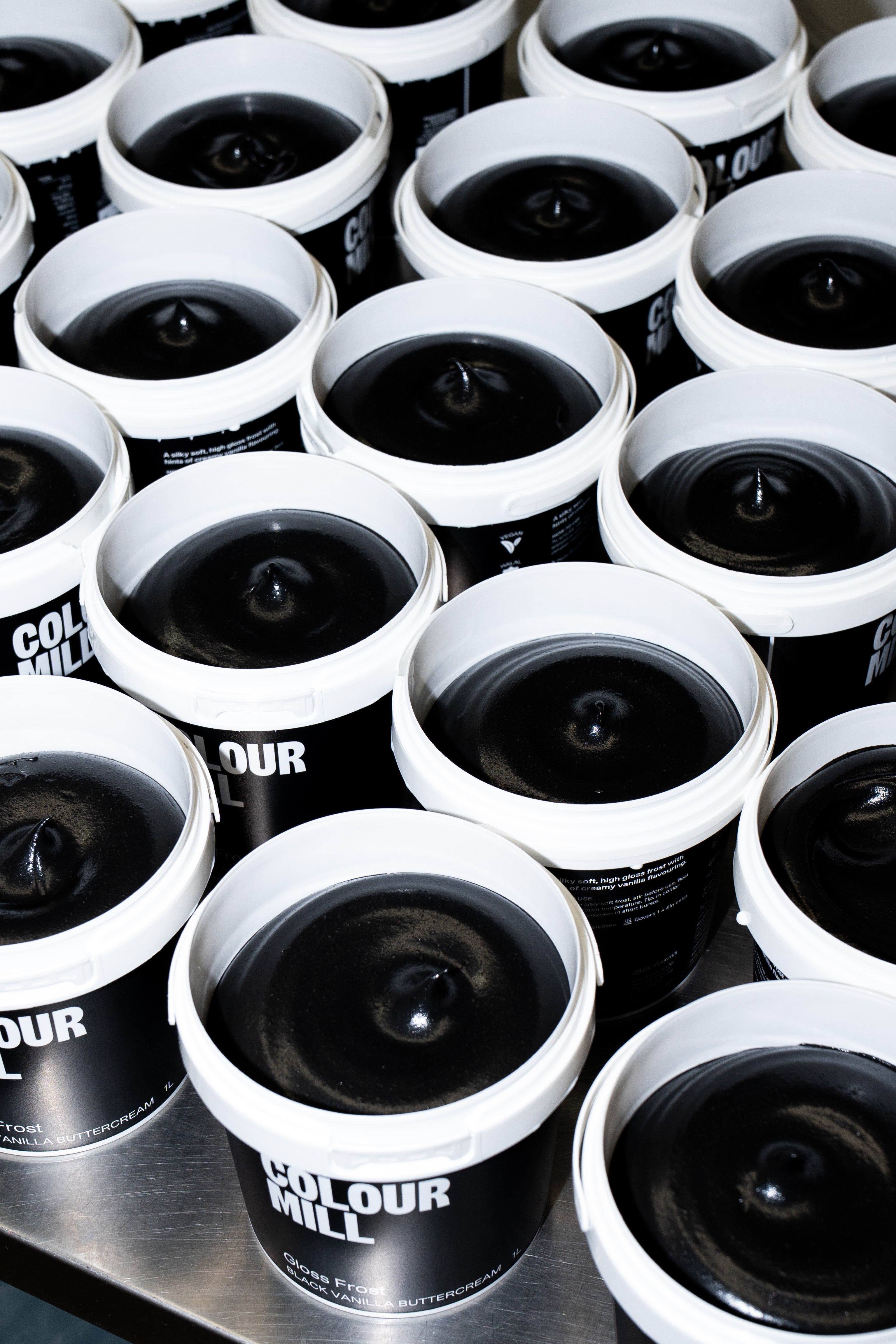 colour-mill-gloss-frost-black-gla-age-cr-me-beurre-noir-1l image 4