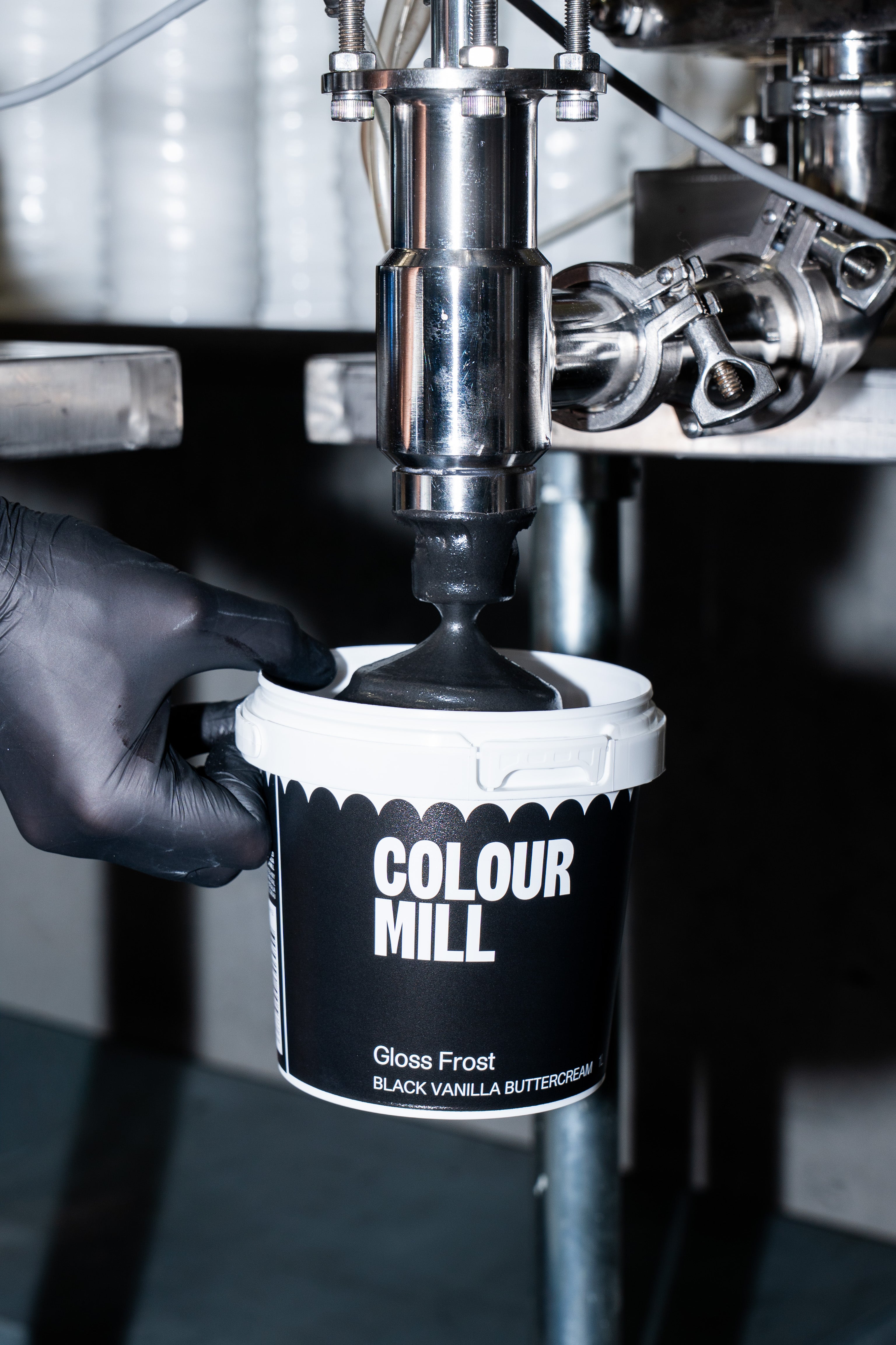 colour-mill-gloss-frost-black-gla-age-cr-me-beurre-noir-1l image 3