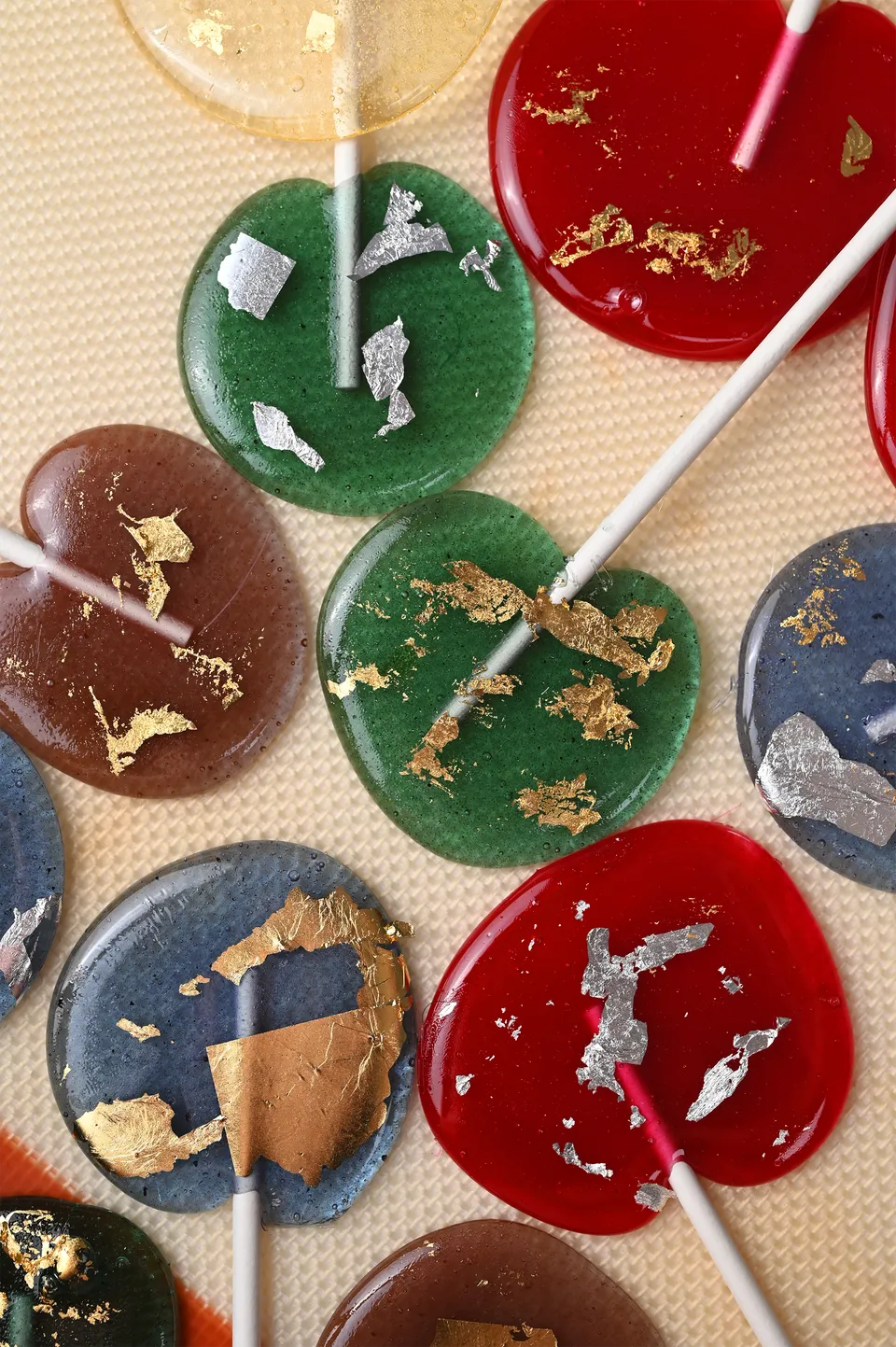 colour-mill-decorating-tools-gold-leaf-feuille-or-23-carats-5-feuilles image 1